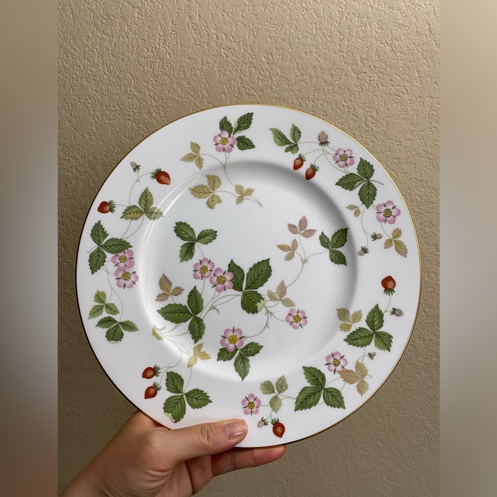 Wedgwood Vintage Wild Strawberry Plate 10.75”